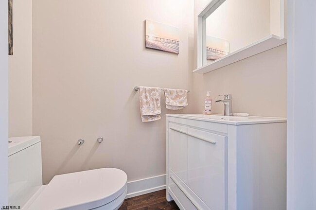 Building Photo - 112 S Weymouth Ave