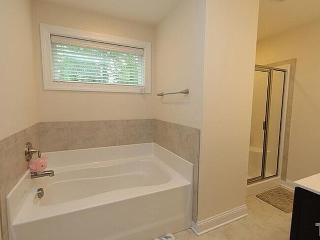 Building Photo - Great home in desirable neighborhood! Washer/Dryer Included!