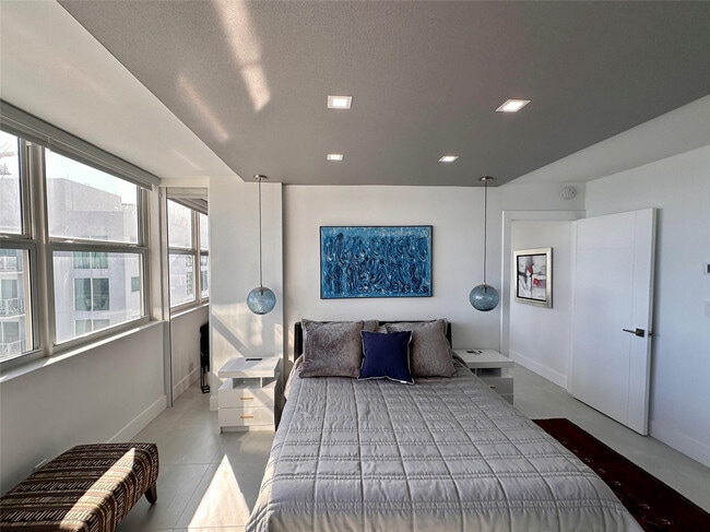 Building Photo - 209 N Fort Lauderdale Beach Blvd