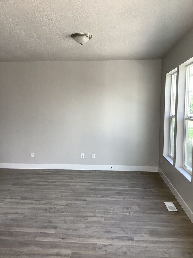 Building Photo - Townhome in Prime Spanish Fork Location