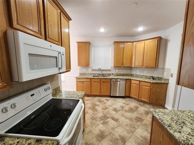 Building Photo - 9829 Castlewood Dr