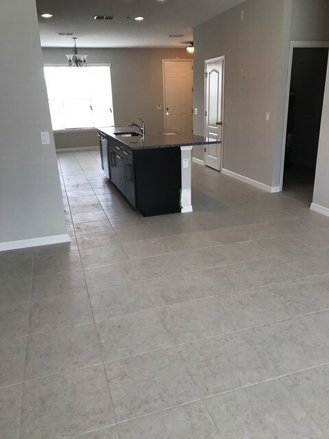 Building Photo - 3 bedroom and 2 bathrooms townhome