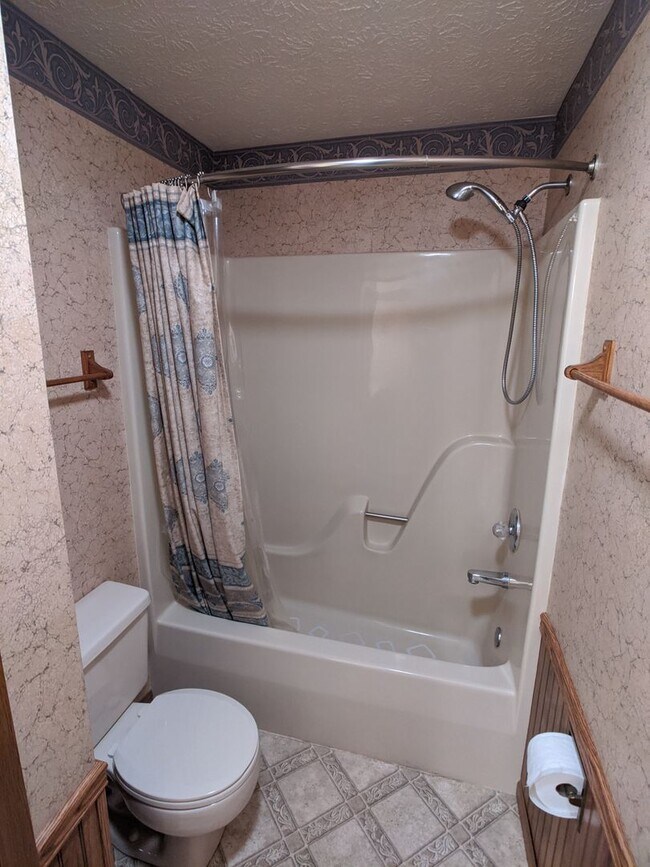 Building Photo - Charming 2 bed 1.5 bath home (duplex) in G...