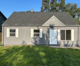 Building Photo - "Spacious 5-Bed Oasis with 2 Baths in Gary...
