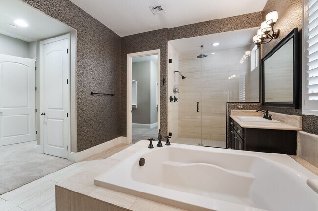 Building Photo - Elegant model home at Club Madeira!