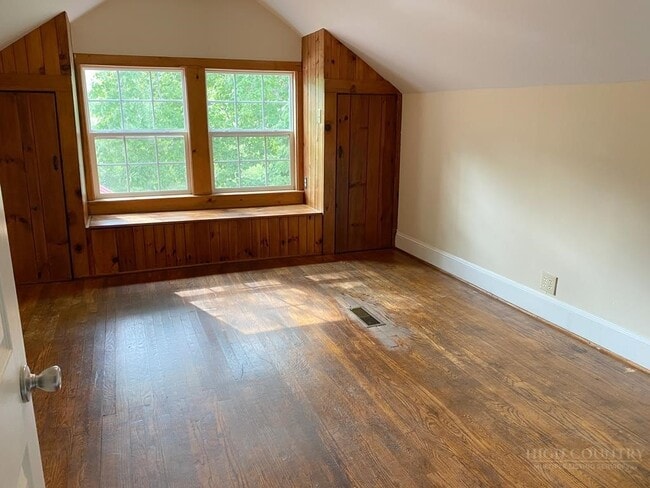 Building Photo - 807 Mt Jefferson Rd