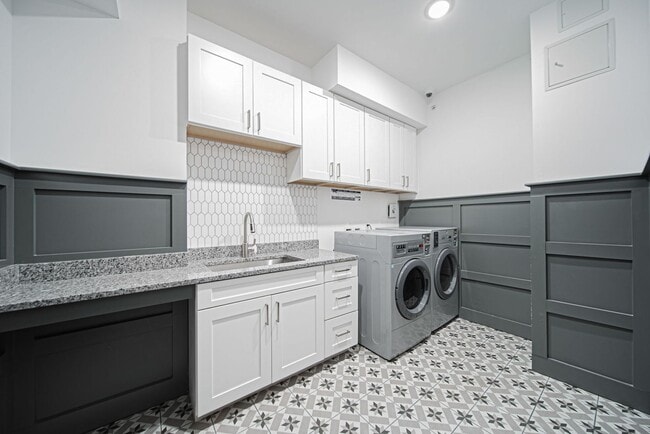 Building Photo - Fully Furnished 1 Bedroom in the heart of ...