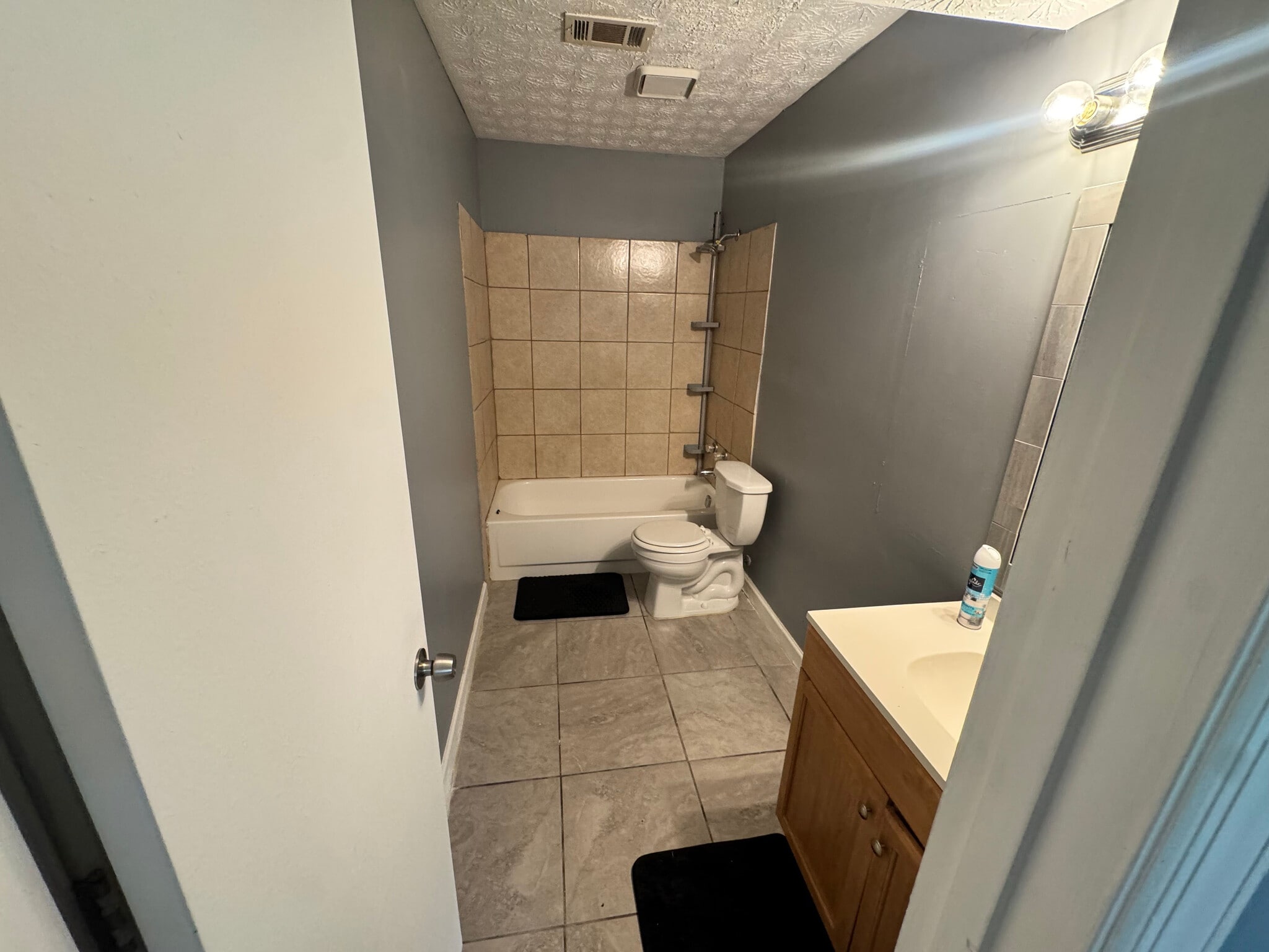 Building Photo - Room in Apartment on River Park Dr