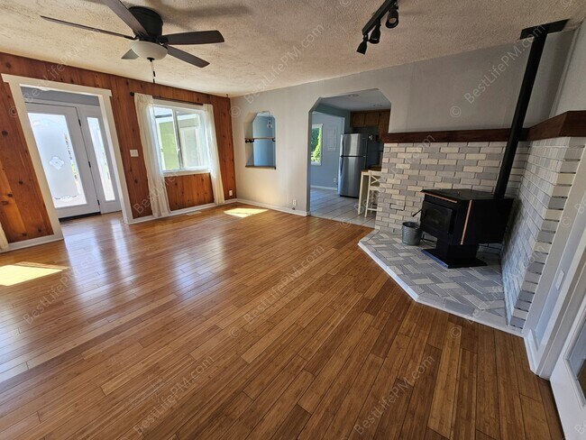 Building Photo - 408 SE Kibling St