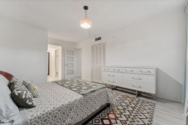 Building Photo - 3150 N Palm Aire Dr