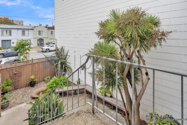 Building Photo - 280 Prague St