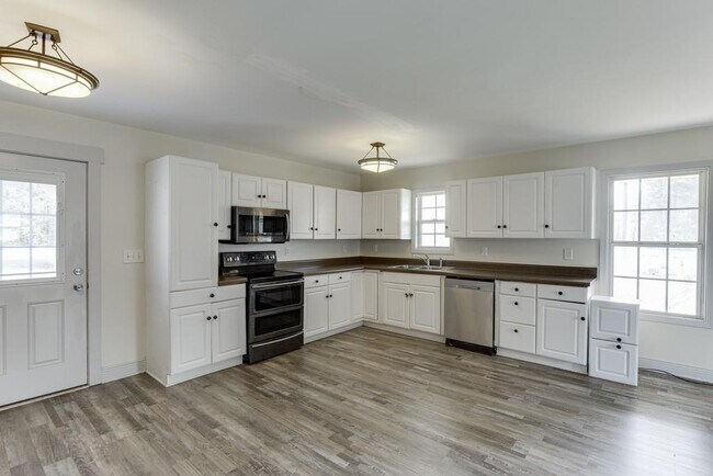 Building Photo - 1051 Gage Dr