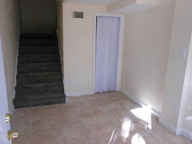 Building Photo - Affordable 2 Bed/ 1 Bath Townhome Style Unit Available Now! Move in Ready!
