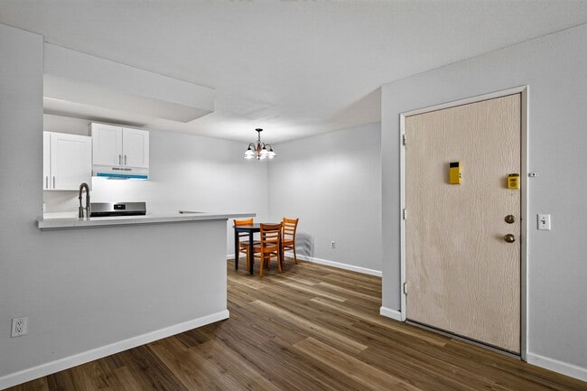 Building Photo - Updated 2 Bedroom Condo in Loma Linda