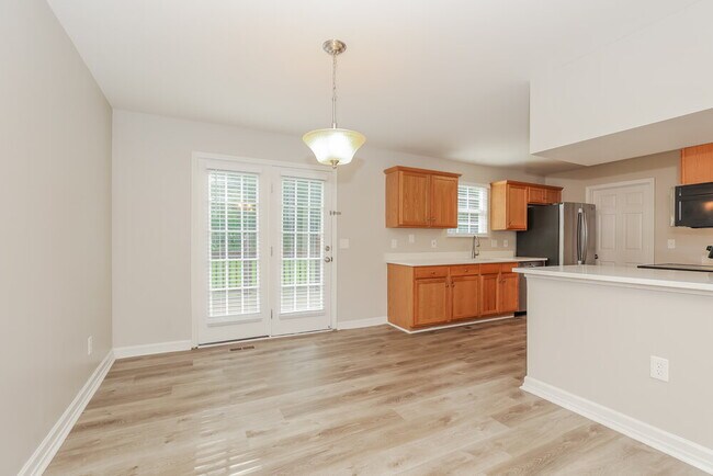 Building Photo - 712 Shandale Dr