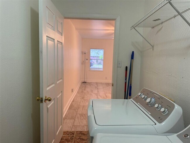 Building Photo - 6307 Huntleigh Way