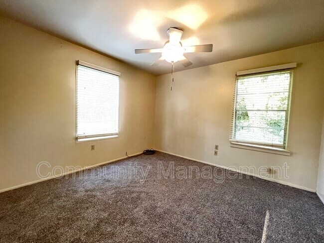Building Photo - 4322 Chelsea Dr