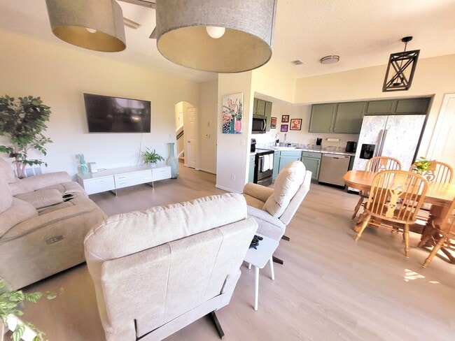 Building Photo - 5260 Collins Rd