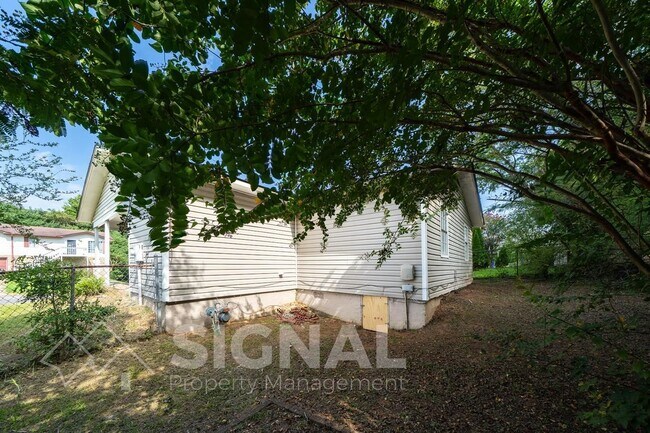 Building Photo - 1827 Huntington Dr
