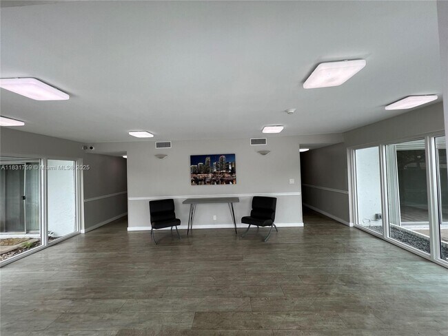 Building Photo - 8000 SW 81st Dr