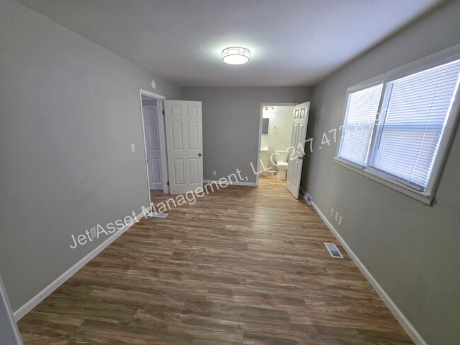 Building Photo - 3 bed, 1.5 baths, 2 car garage, fenced yard!