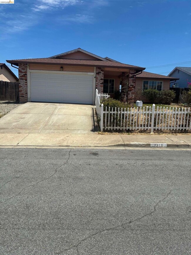 Building Photo - 2119 Sugartree Dr