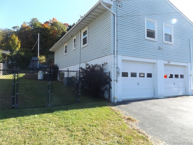 Building Photo - 32 Willow Rd