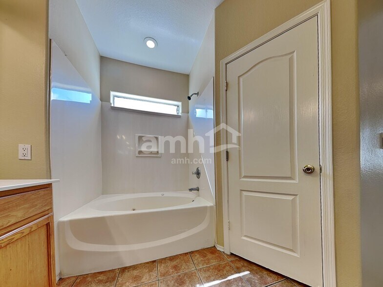 Building Photo - 11852 W Cambridge Ave