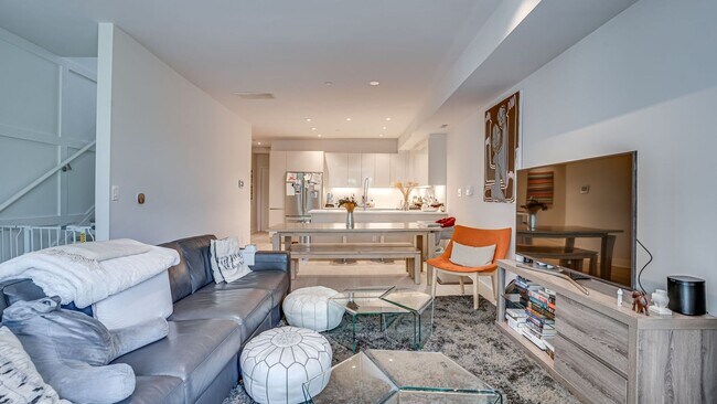 Building Photo - Luxurious Living in NW DC!