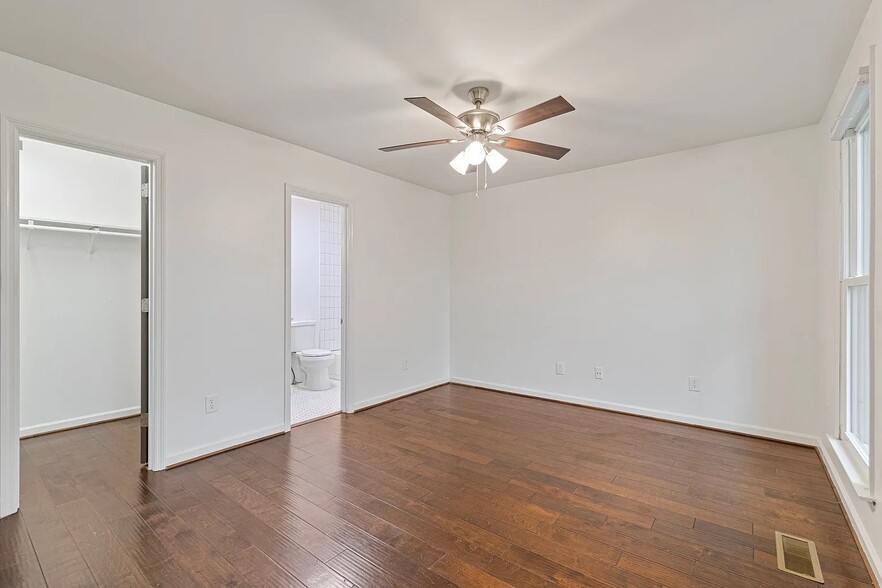 Building Photo - 723 Riverview Dr