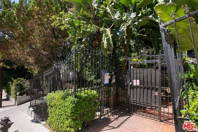 Primary Photo - 1323 N Olive Dr