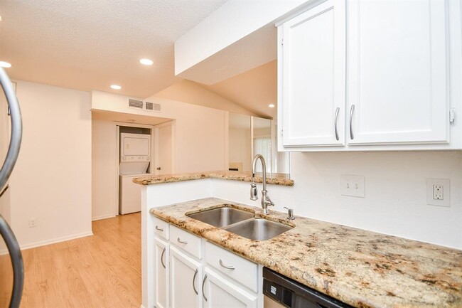 Building Photo - 11201 Lynbrook Dr