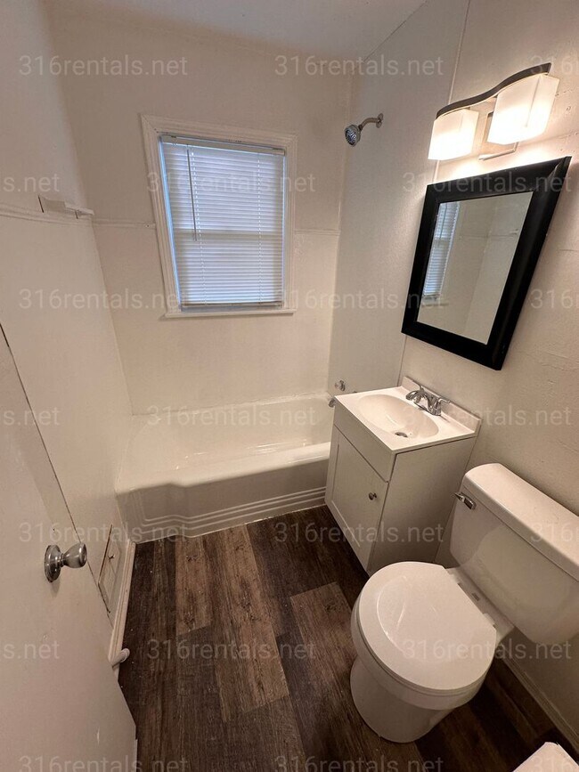Building Photo - $950 - 2 bedroom/ 1 bathroom - Single Family Home *COMING SOON*