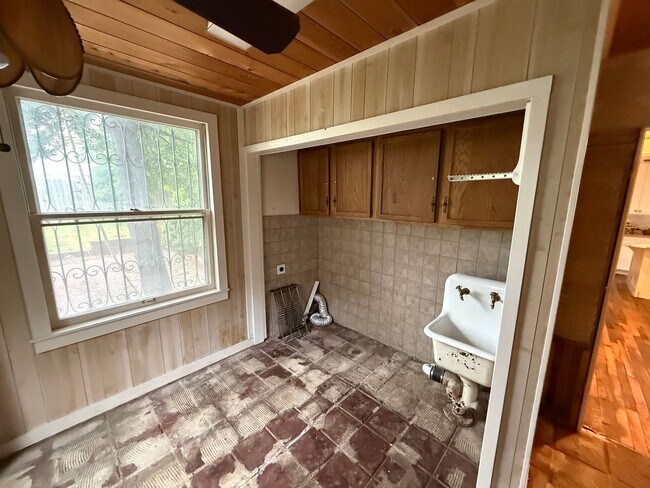 Building Photo - Charming For Lease Opportunity in Historic Carlton Place!