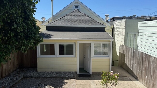 Building Photo - Epic REA - Expansive 2BD/ 1BA with Huge Garage in the Outer Mission