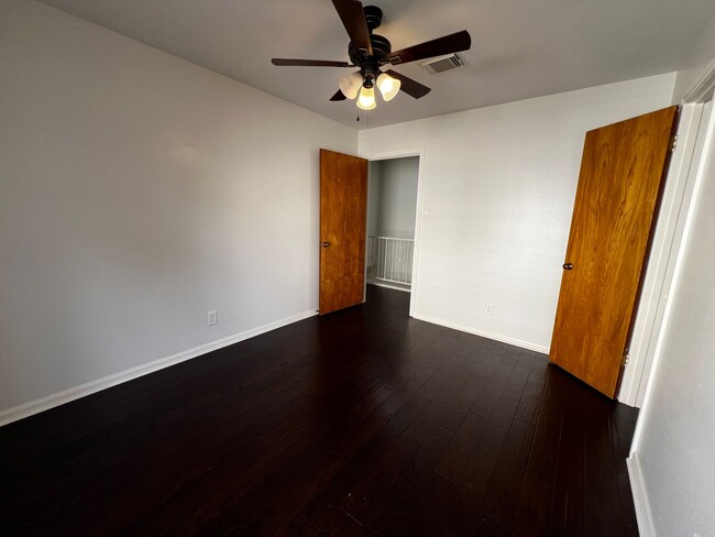 Building Photo - 3 Bedroom 2.5 Bath  Modern Condo Living: S...