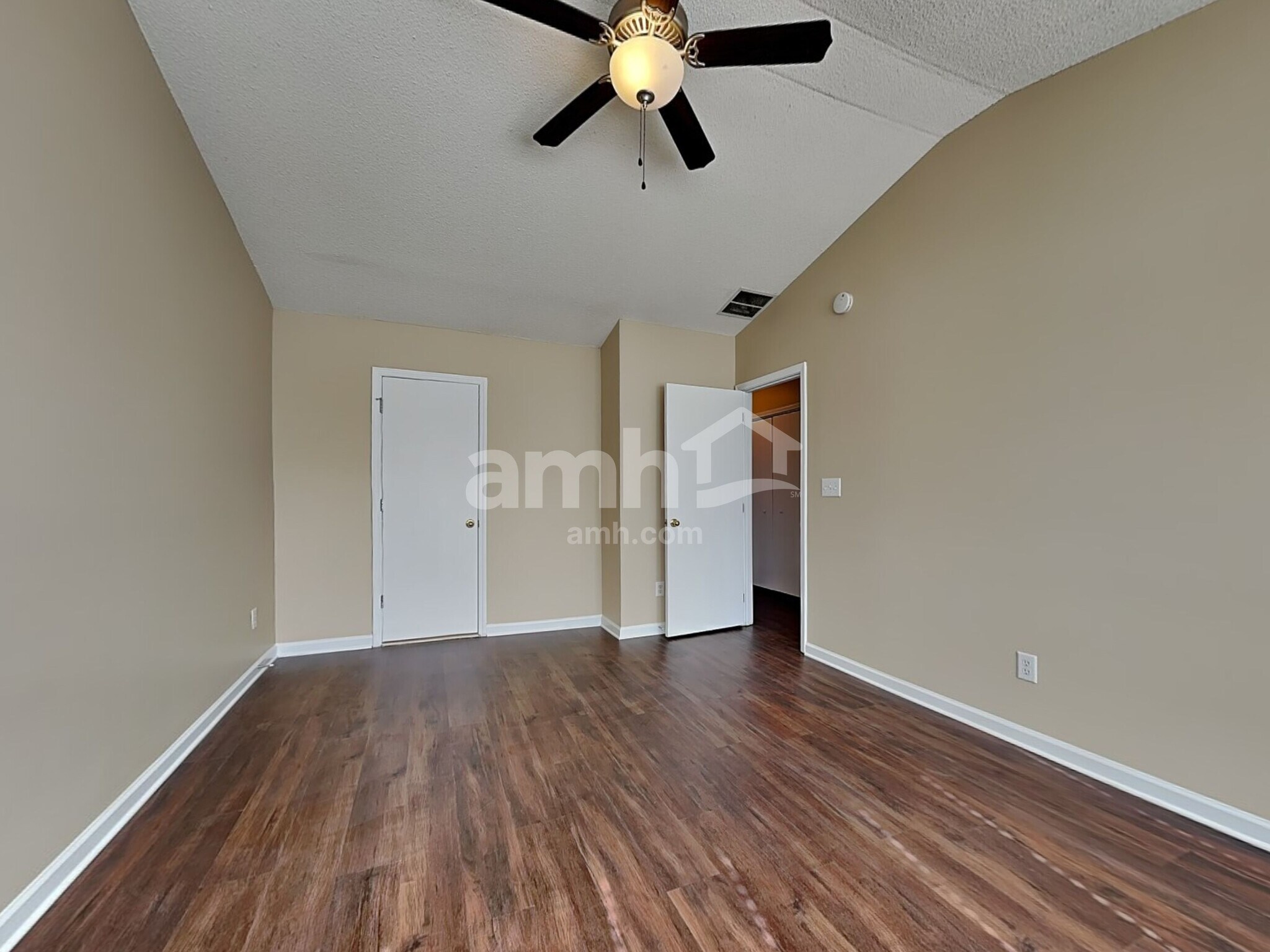 Building Photo - 136 N Honey Springs Ave