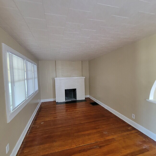 Building Photo - Spacious 2 Bedroom with detached 2 car garage
