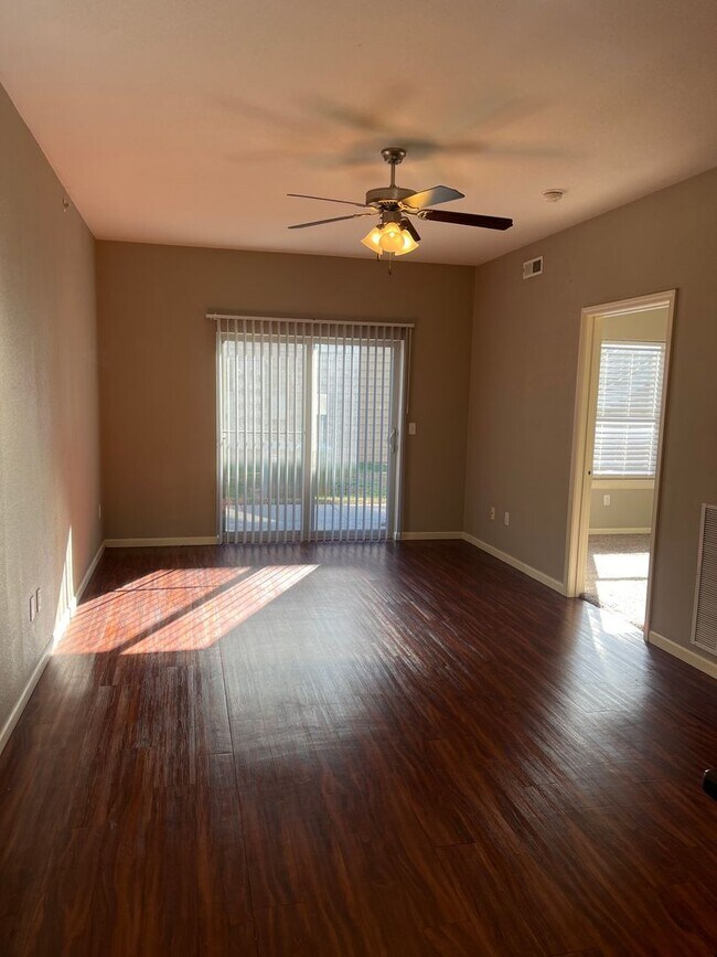 Building Photo - 2 BEDROOM 2 BATH GREAT LOCATION