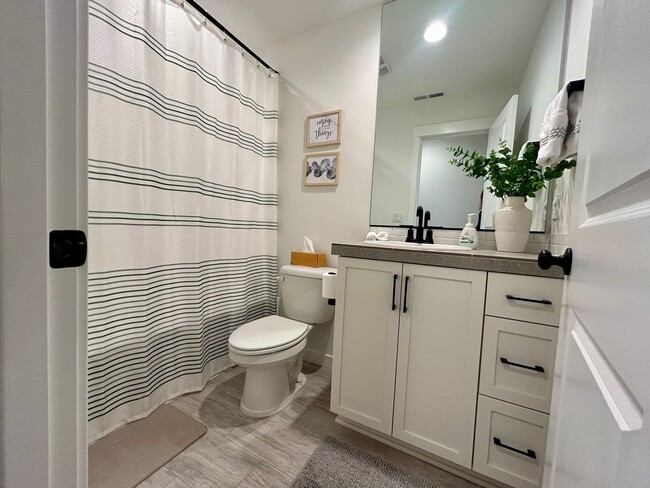 Building Photo - Beautiful Upgraded Vancouver Townhome!