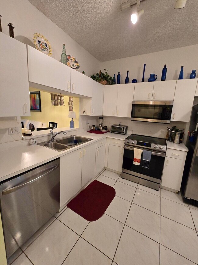 Building Photo - 5084 Rose Hill Dr