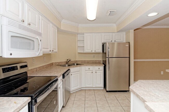 Building Photo - Amazing two bedroom 2nd Floor, Summer House Available June 19!