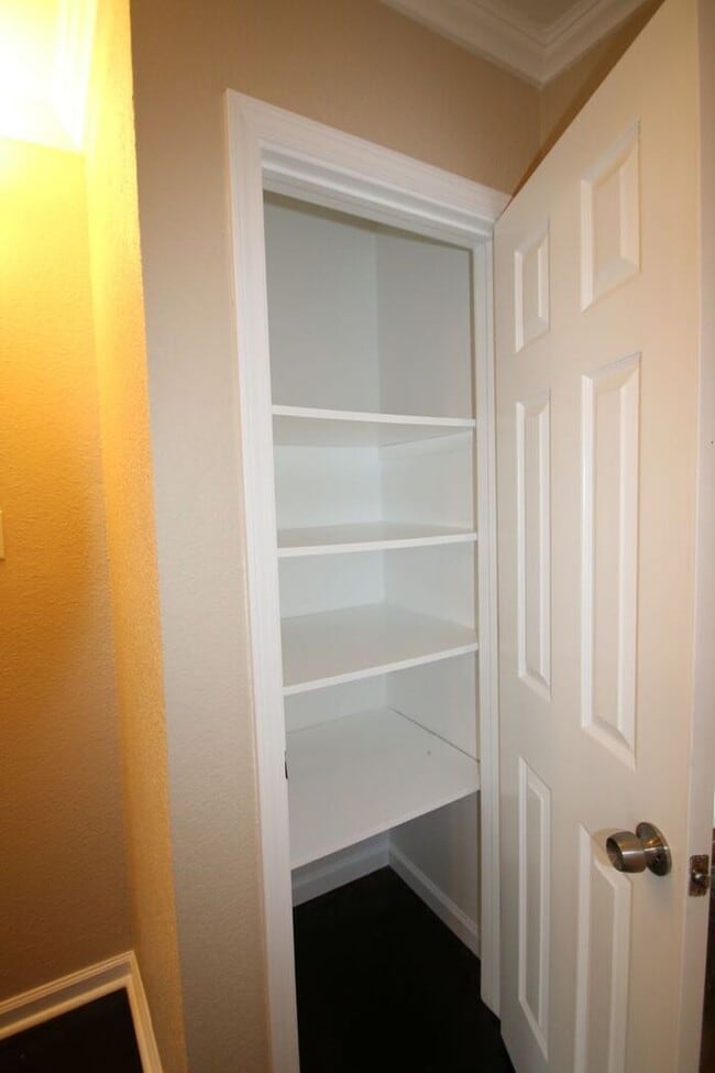 Building Photo - ~ Gorgeous 3 Bedroom 2 Bathroom Home ** La...
