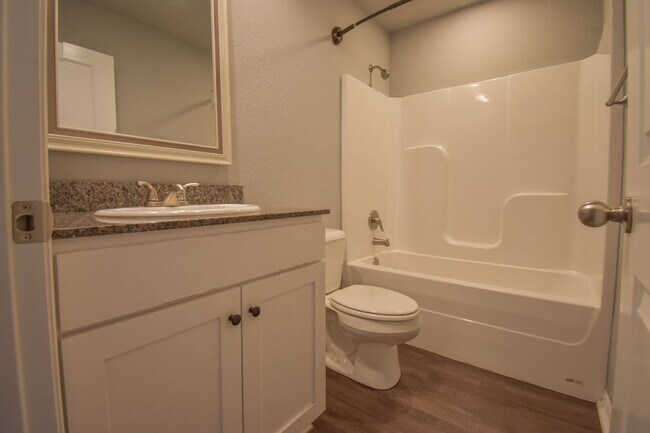 Building Photo - Nice 4 Bedroom Upscale Home In The Heart of Fayetteville!!