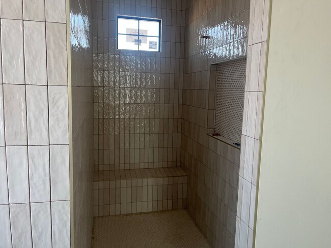 Building Photo - Gorgeous 6 bedroom with Pool and RV Garage