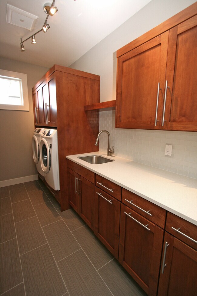 Building Photo - 713 W Willapa Ave