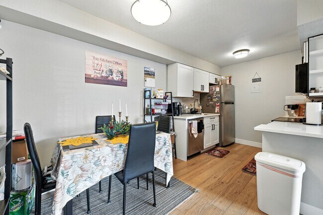 Building Photo - Beautifully Updated 1 Bed, 1 Bath Rental -...