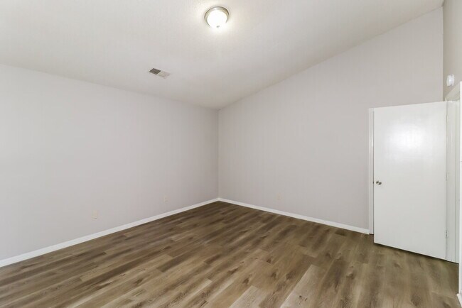 Building Photo - 4680 Waterfront Oak Dr