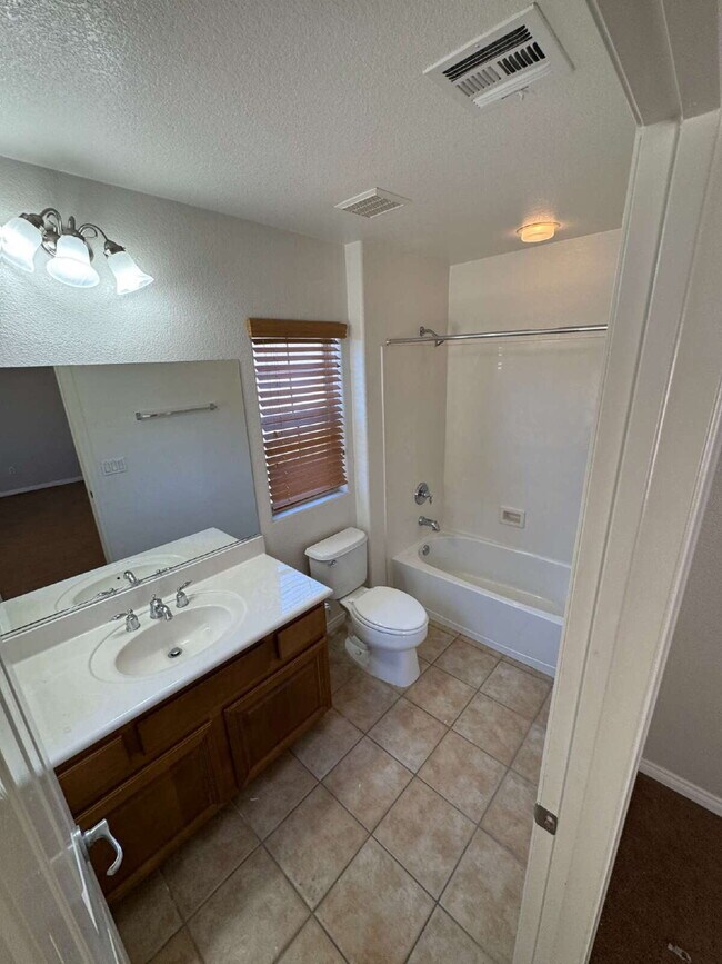 Building Photo - 3 Bed 3.5 Bath Summerlin
