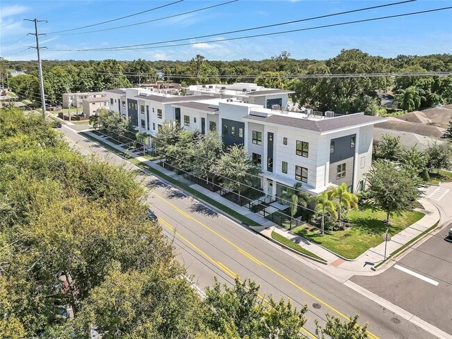 Building Photo - 212 E Pineloch Ave